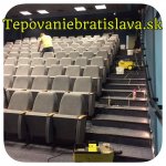Tepovanie kresiel v kinosále